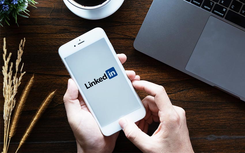 Optimierung der persönlichen Marke auf LinkedIn für mehr berufliche Chancen und Netzwerkmöglichkeiten.