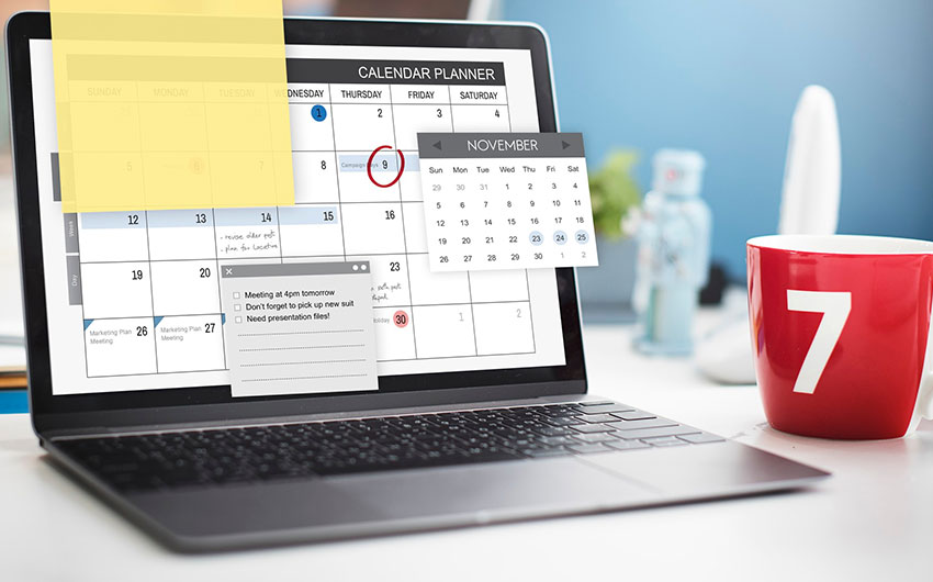 Laptop zeigt Content-Kalender