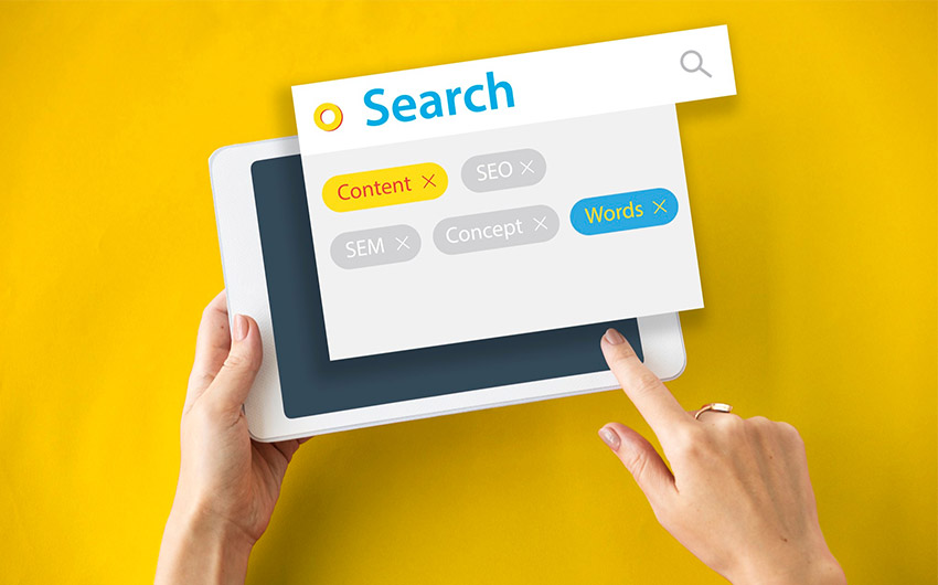 Tablet mit der Aufschrift "SEO"
