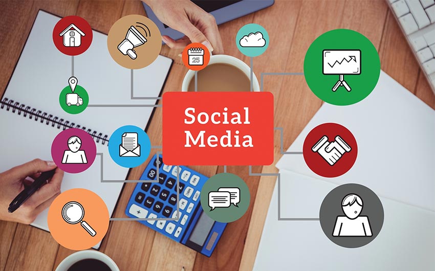  Social Media-Icons auf dem Laptop-Bildschirm