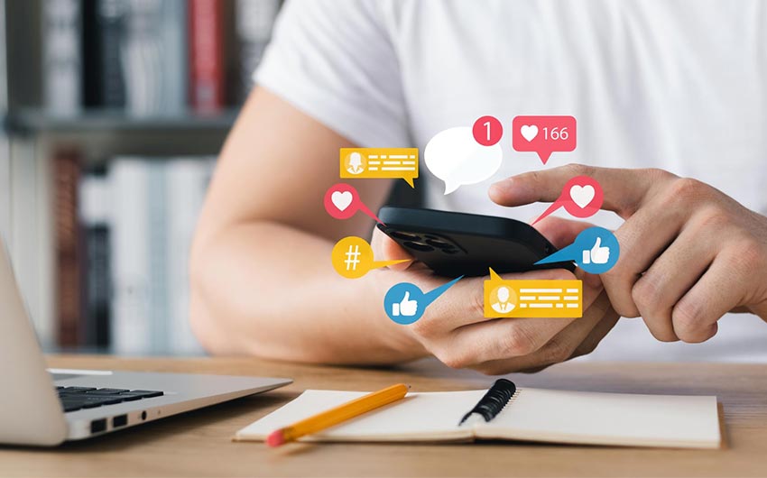 Ein Smartphone, das verschiedene Social Media Icons anzeigt.