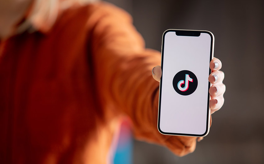 Ein Smartphone zeigt das TikTok-Logo an.