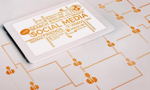 Darstellung des Social Media Algorithmus, der Interaktionen und Inhalte priorisiert.