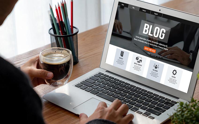 Eine Person arbeitet an einem Laptop, um Inhalte für einen Blog über Video-Marketing zu erstellen.