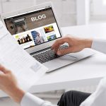 Person schreibt auf Laptop über Video-Content.