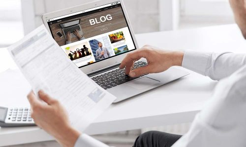 Person schreibt auf Laptop über Video-Content.