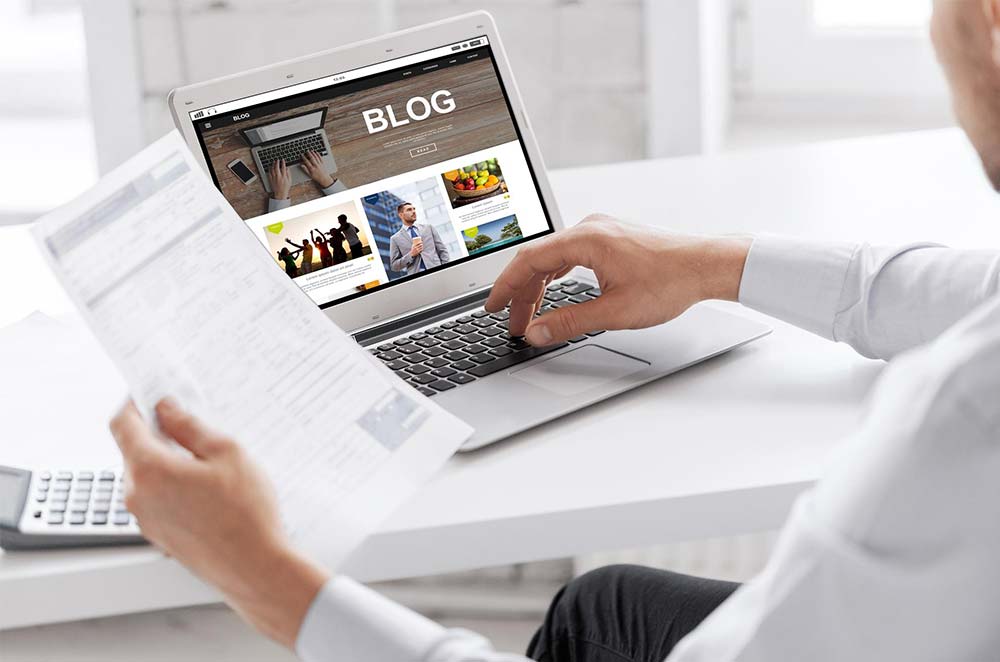 Person schreibt auf Laptop über Video-Content.