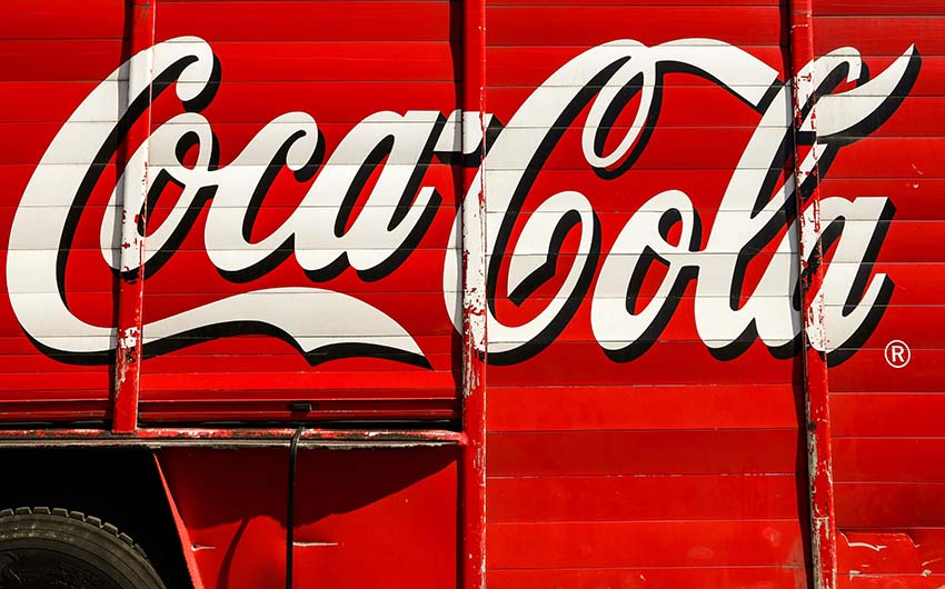 Das ikonische Coca-Cola-Logo auf einem roten Fahrzeug als Beispiel für starke visuelle Markenidentität